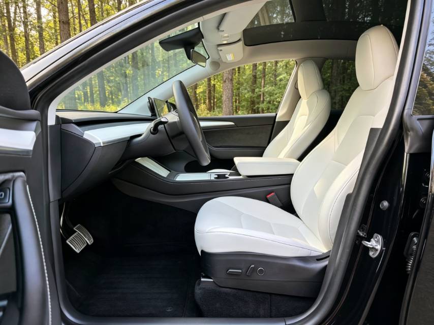 Tesla Model Y 2023 car image #9