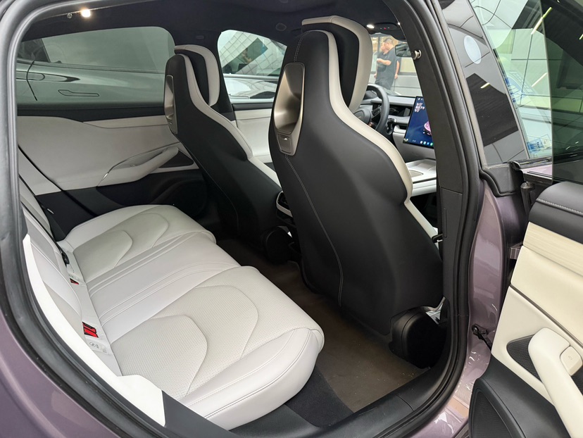 MI SU7 2024 immagine di auto #8