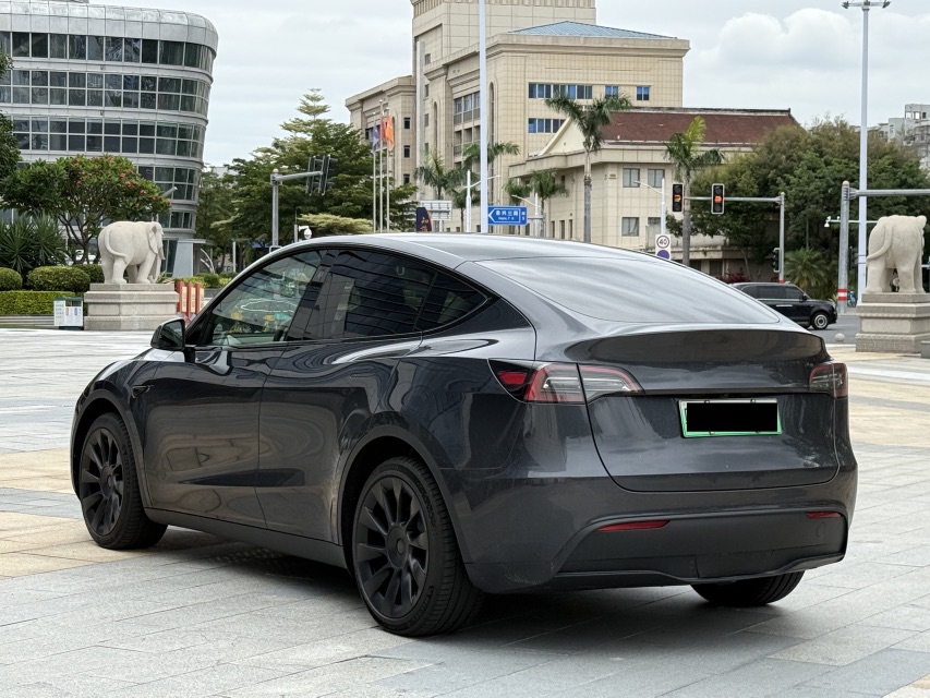 Tesla Model Y 2024 #4 Tesla Model Y 2024 car image #4