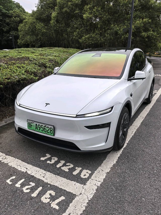 Tesla Model Y L 2025 #2 Tesla Model Y L 2025 car image #2