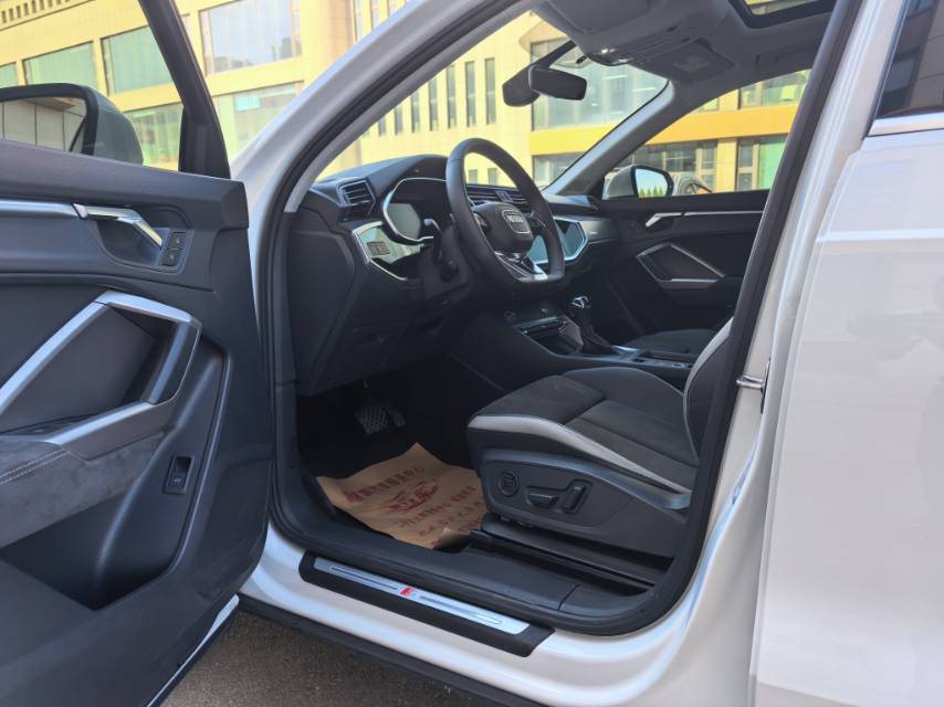 Audi Q3 2023 car image #7