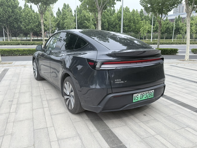 Tesla Model Y 2025 #9 Tesla Model Y 2025 car image #9
