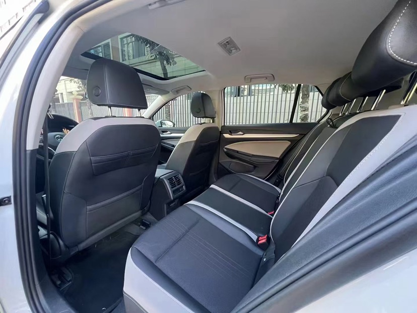 Volkswagen Golf 2022 car image #5