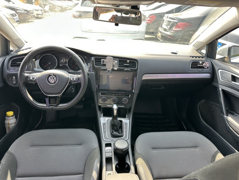 Volkswagen Golf 2018 car image #7