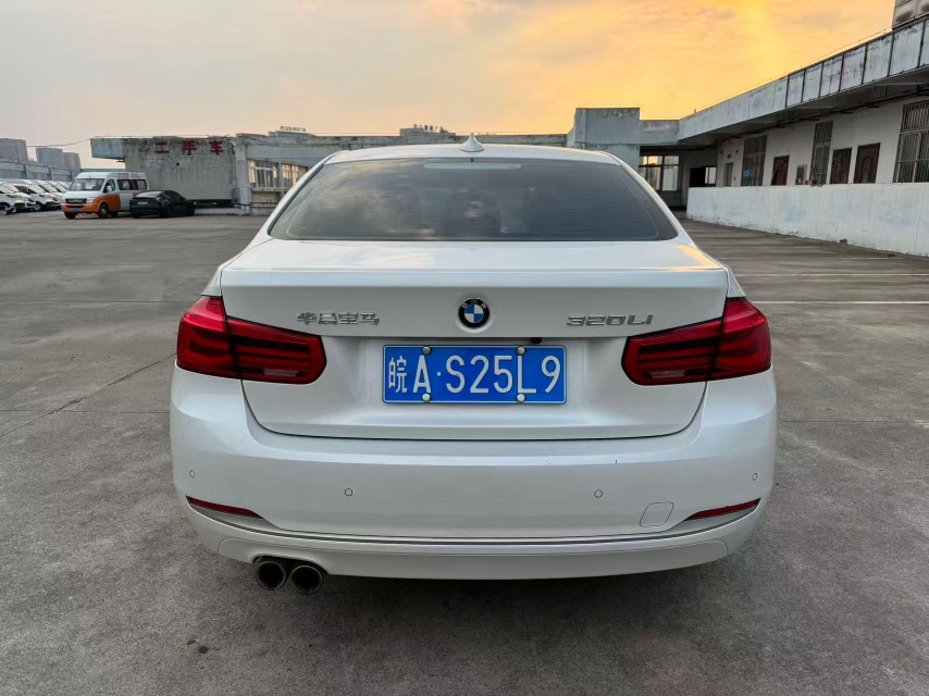 BMW 3 Series 2019 car image #9
