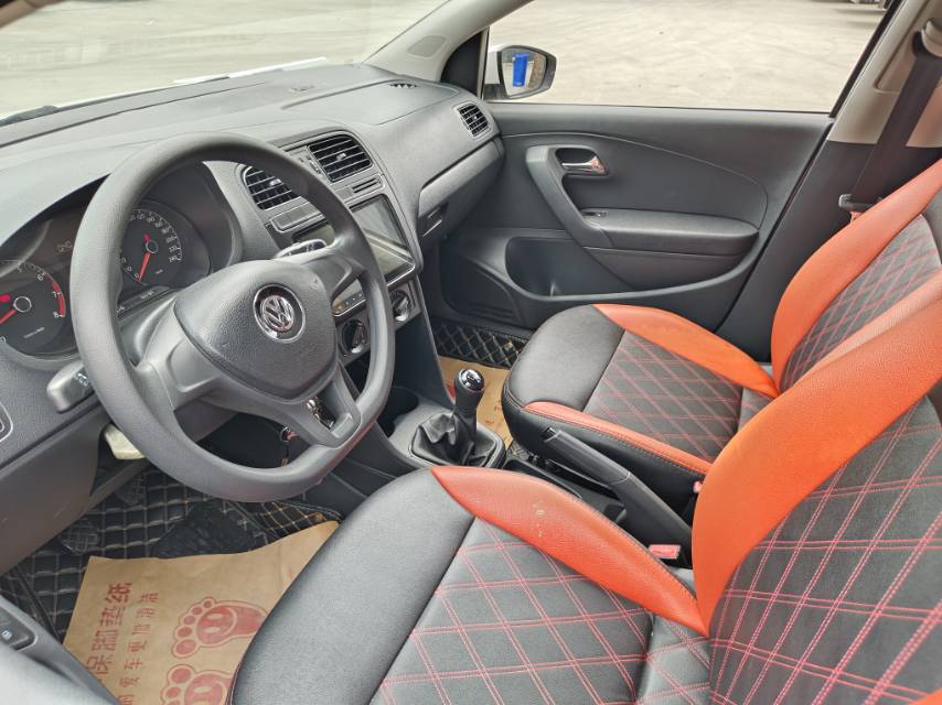 Volkswagen Polo 2015 car image #9
