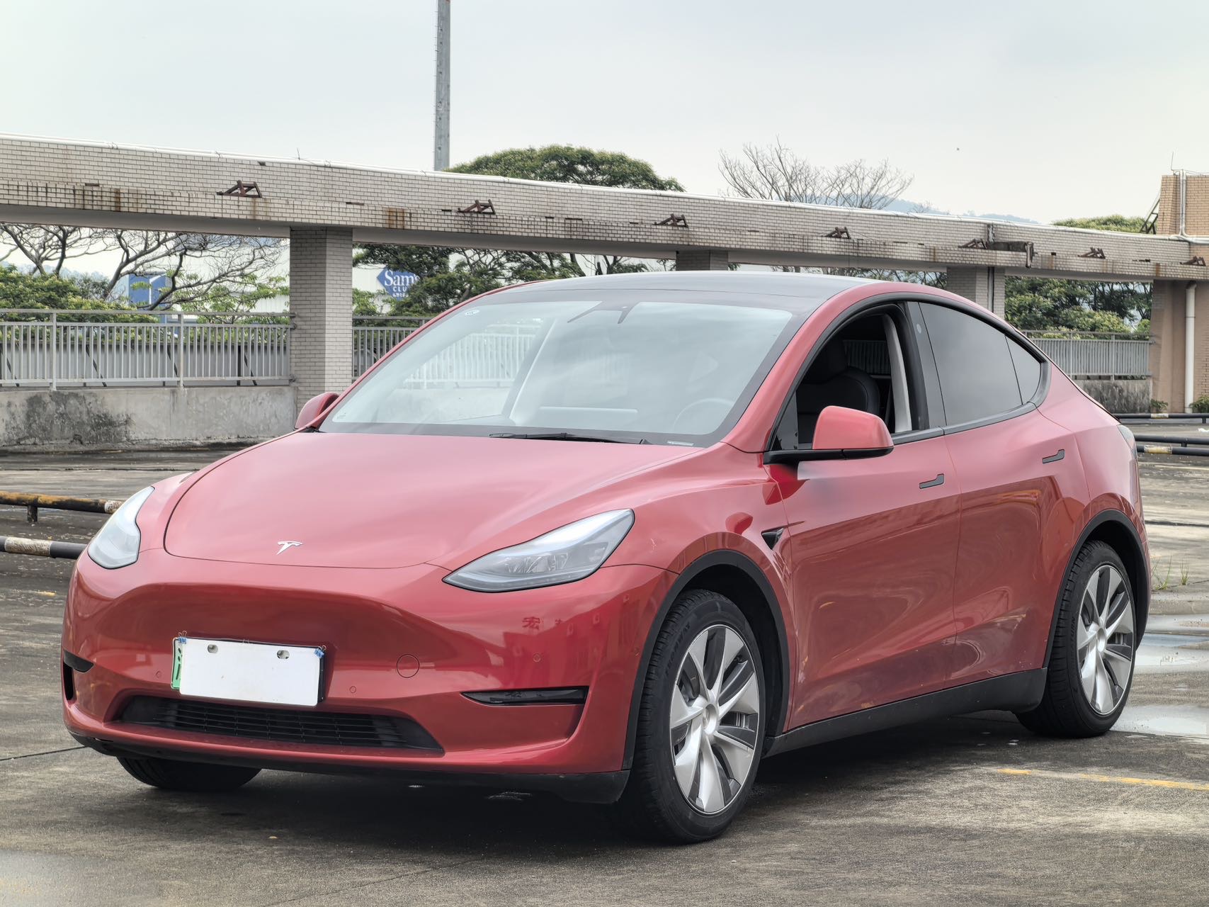 Tesla Model Y 2023 car image #2