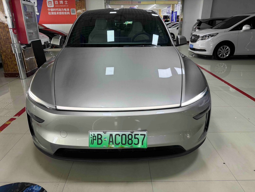 Tesla Model Y L 2025 #2 Tesla Model Y L 2025 car image #2