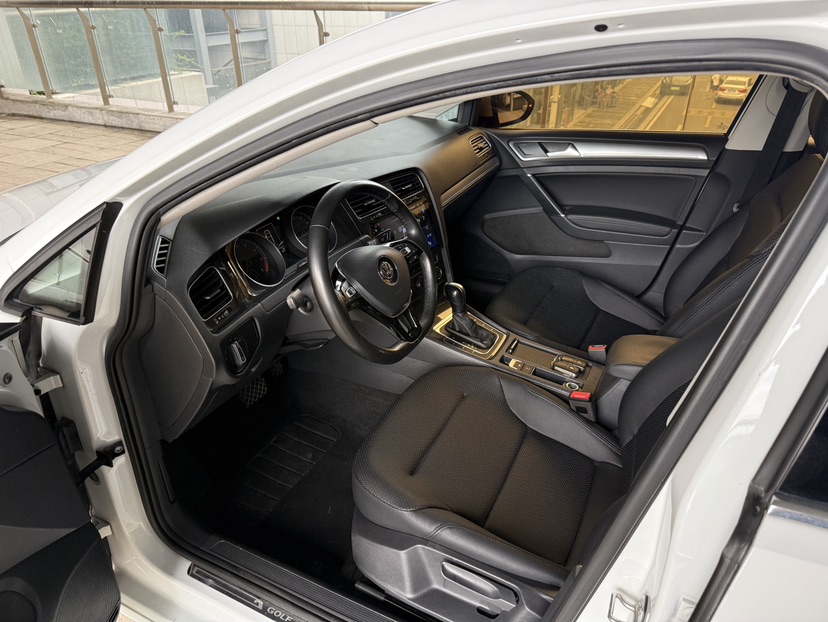 Volkswagen Golf 2018 car image #9