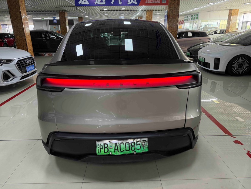 Tesla Model Y L 2025 #7 Tesla Model Y L 2025 car image #7