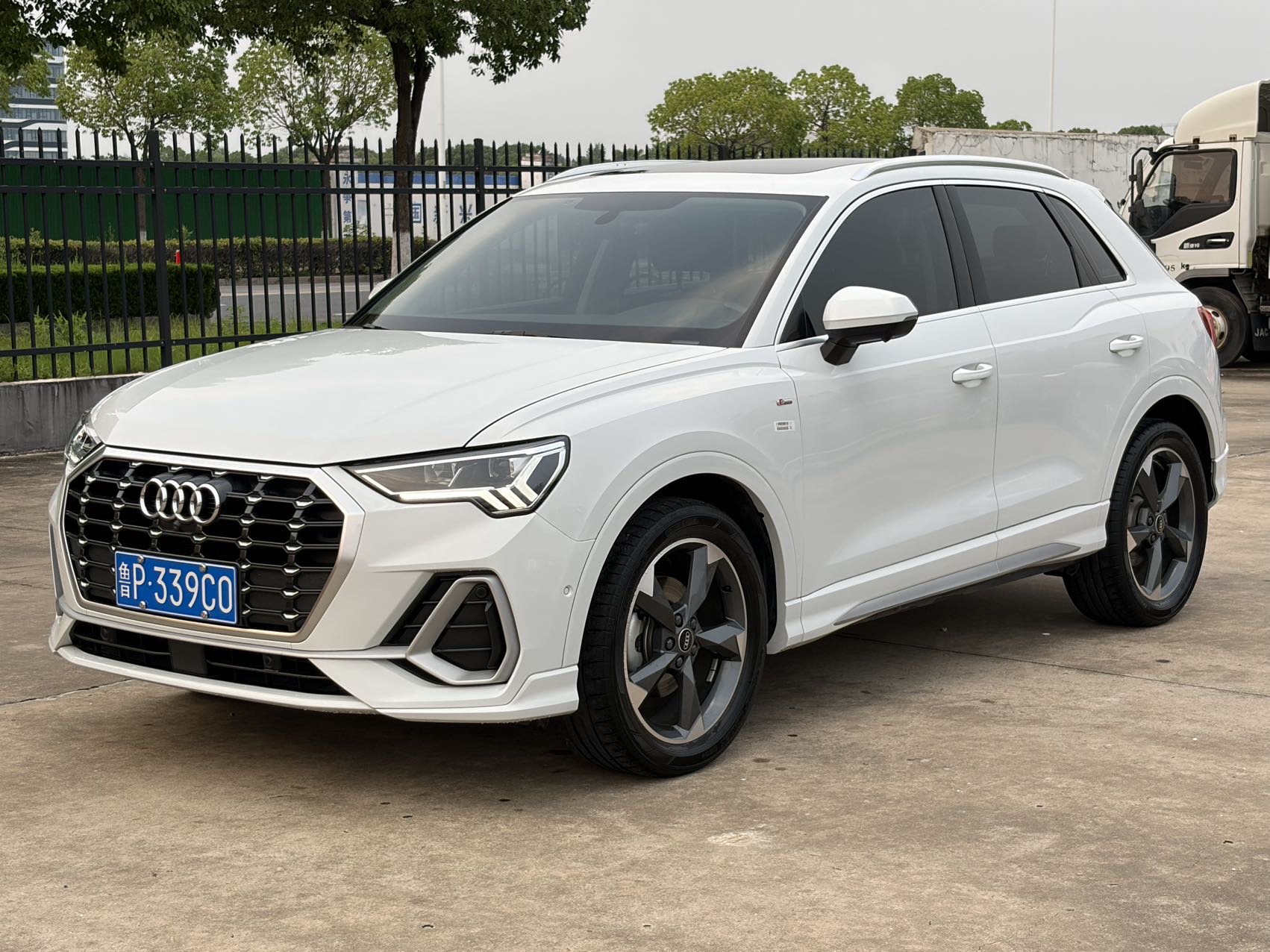 Audi Q3 2022 car image #2