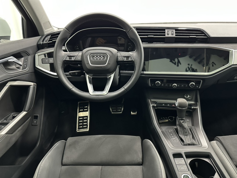 Audi Q3 2023 car image #10