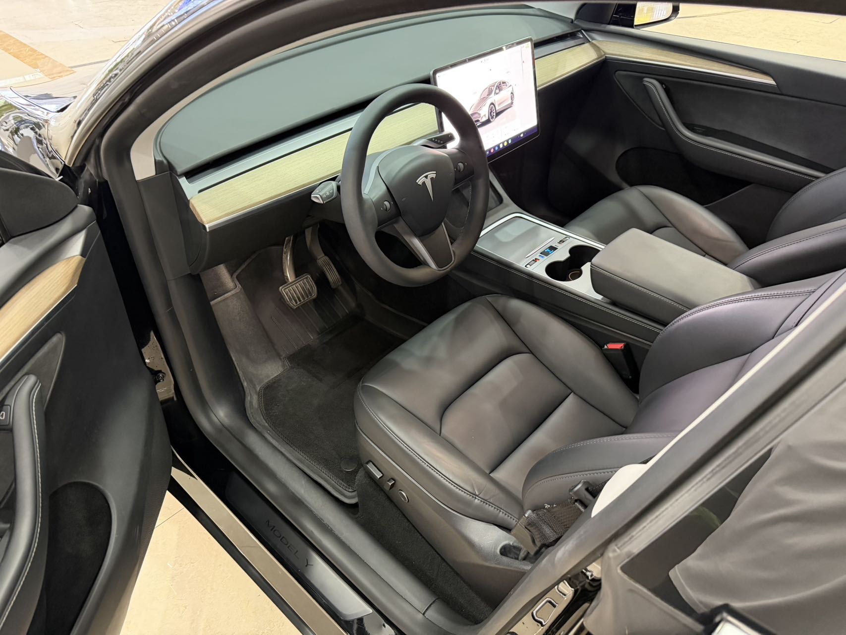 Tesla Model Y 2023 car image #5