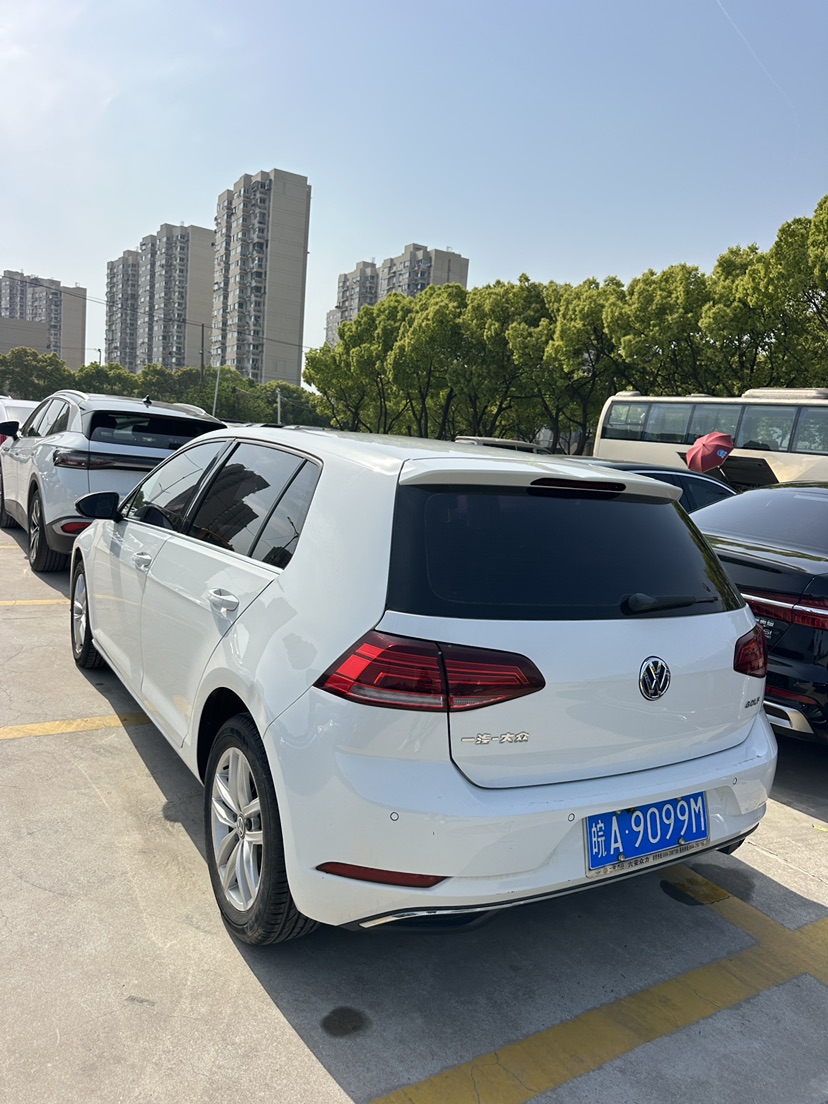 Volkswagen Golf 2018 car image #3