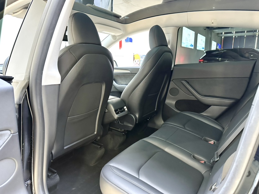 Tesla Model Y 2023 car image #9