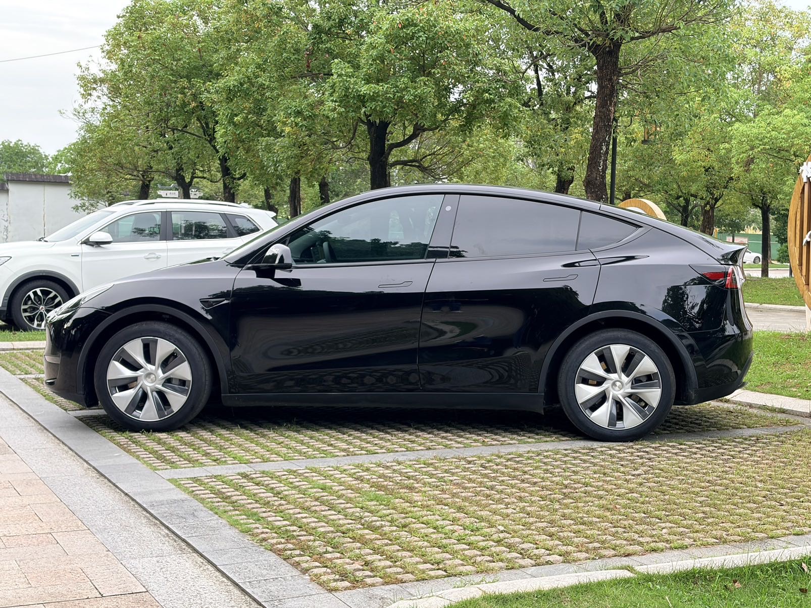 Tesla Model Y 2022 car image #6