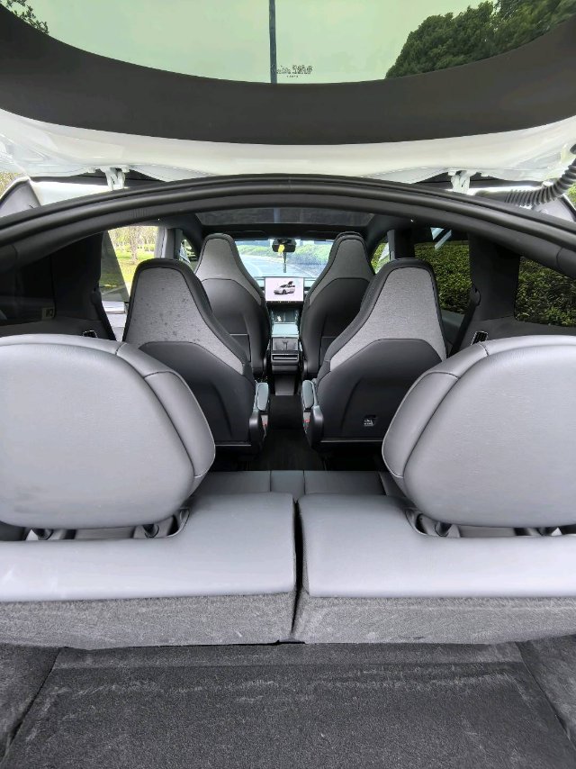 Tesla Model Y L 2025 #8 Tesla Model Y L 2025 car image #8
