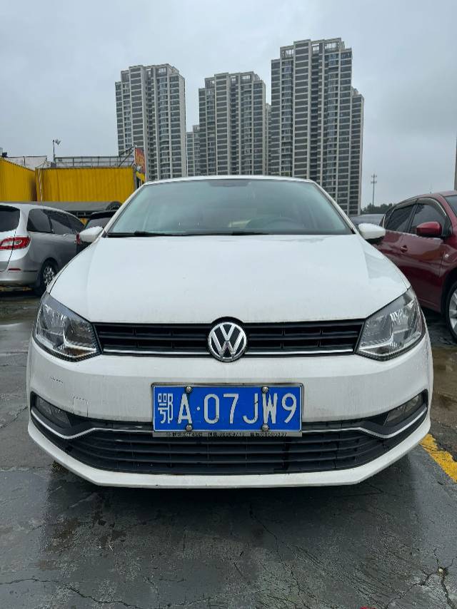 Volkswagen Polo 2015 car image #2