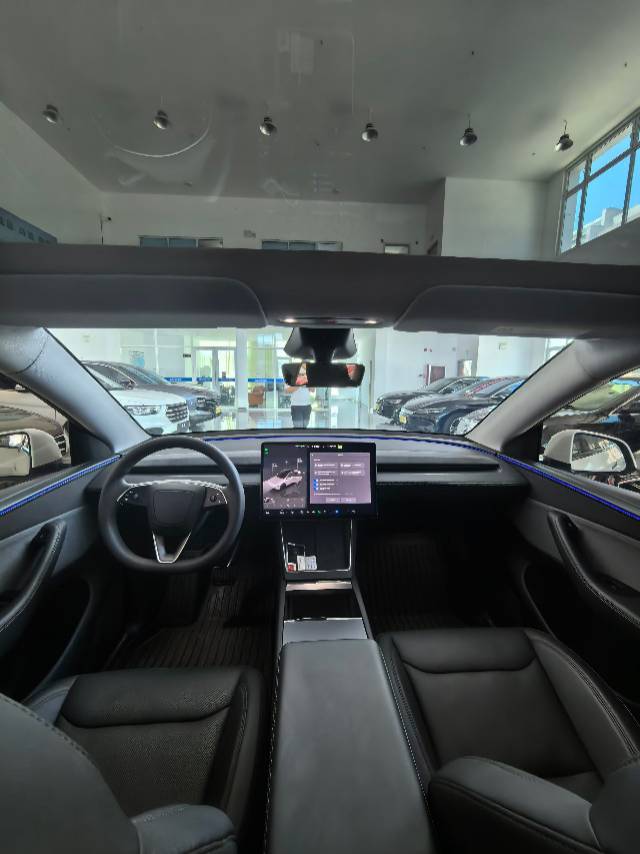 Tesla Model Y 2025 #7 Tesla Model Y 2025 car image #7