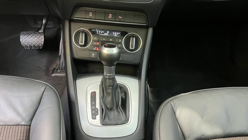Audi Q3 2018 car image #8