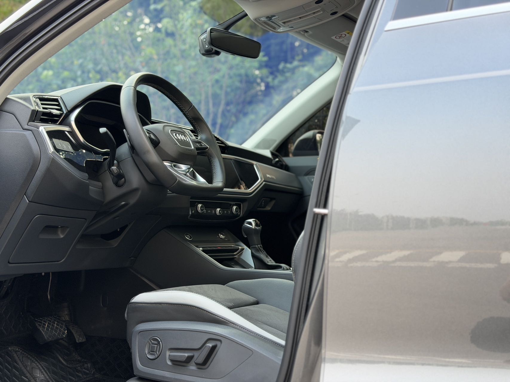 Audi Q3 2023 car image #4