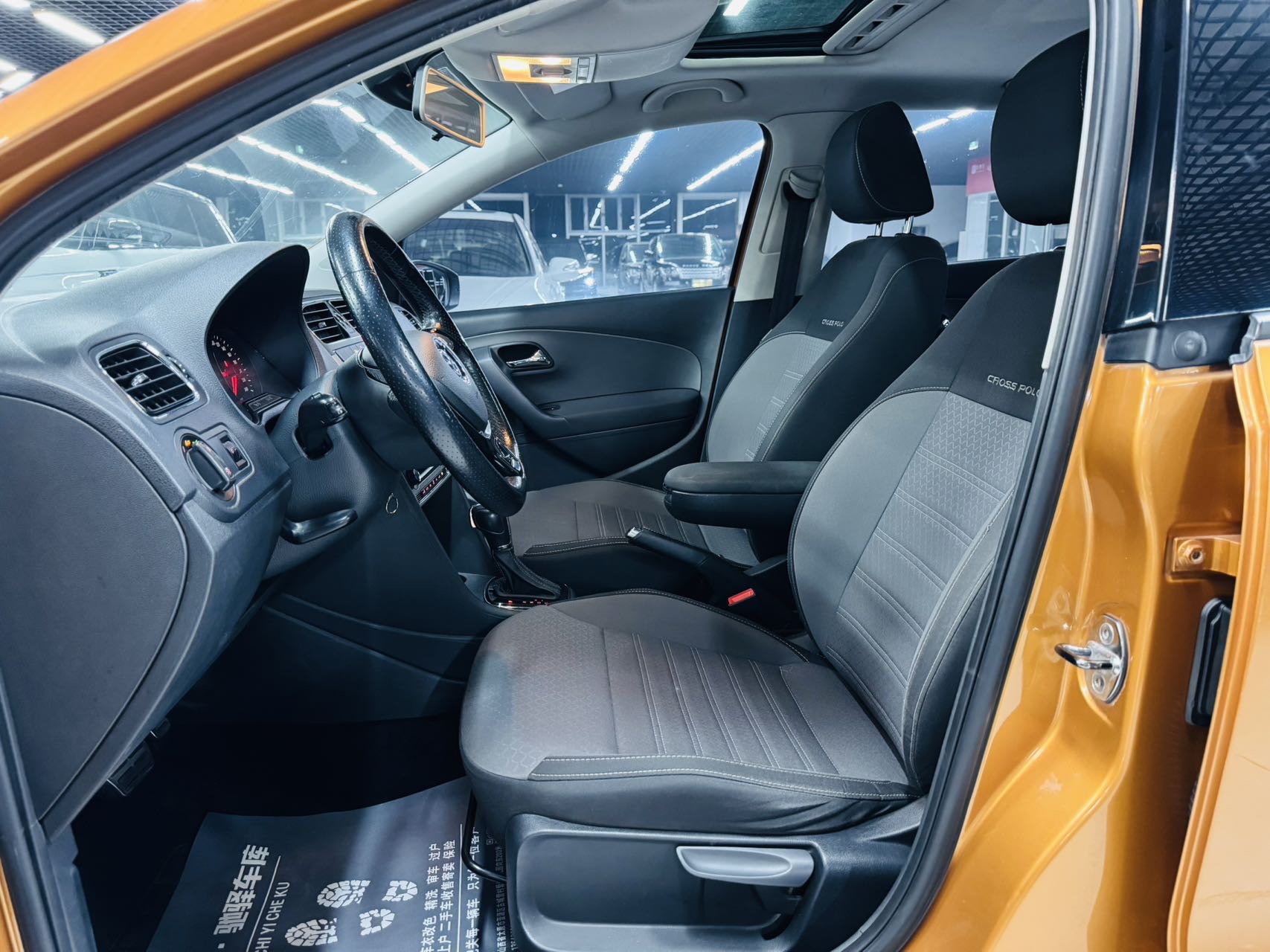 Volkswagen Polo 2015 car image #8