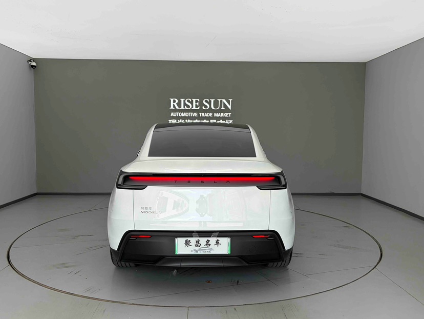 Tesla Model Y 2025 #9 Tesla Model Y 2025 car image #9