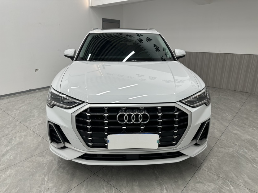 Audi Q3 2022 car image #2