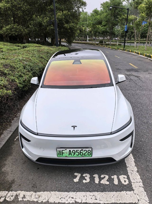 Tesla Model Y L 2025 Tesla Model Y L 2025 car image
