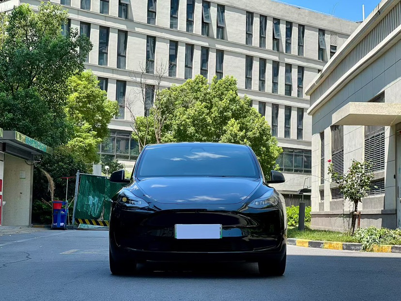 Tesla Model Y 2023 car image #2