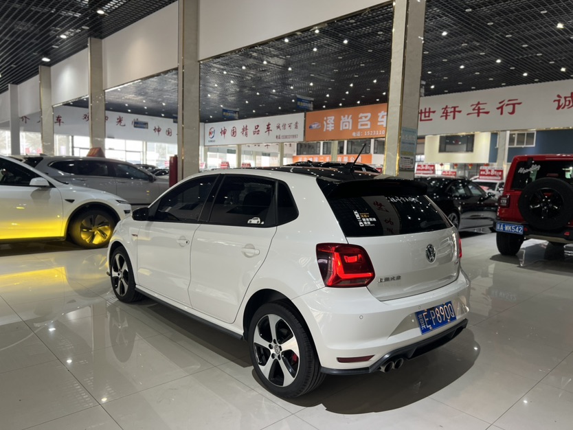 Volkswagen Polo 2016 car image #9