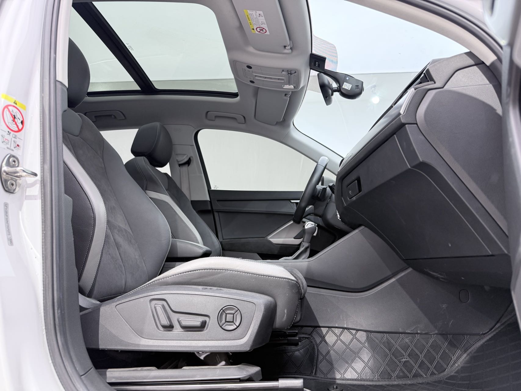 Audi Q3 2022 car image #9
