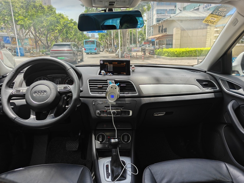 Audi Q3 2018 car image #9