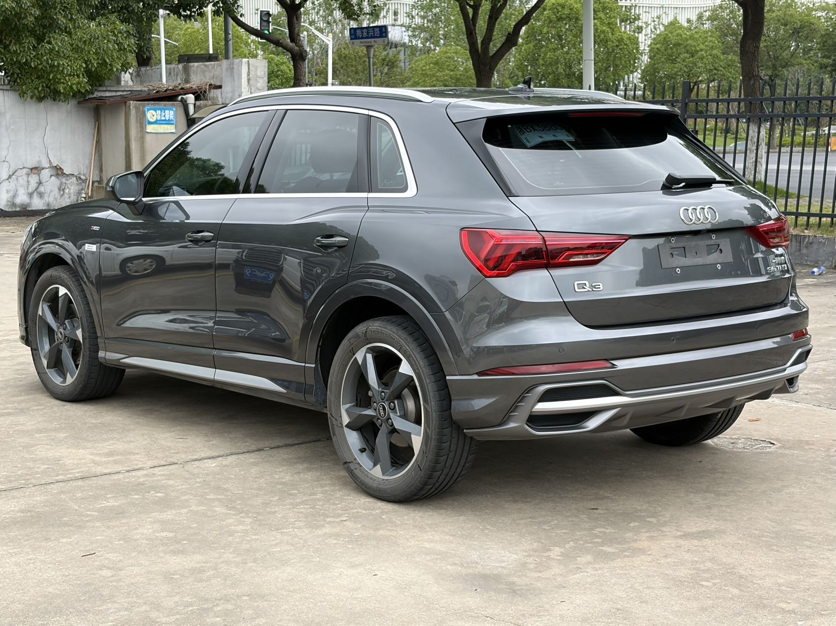 Audi Q3 2023 car image #10