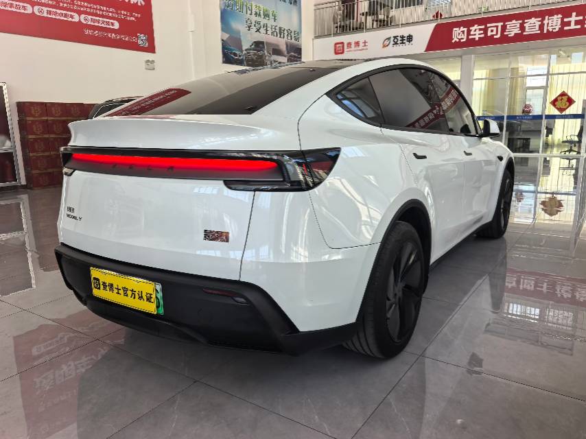 Tesla Model Y 2025 #3 Tesla Model Y 2025 car image #3