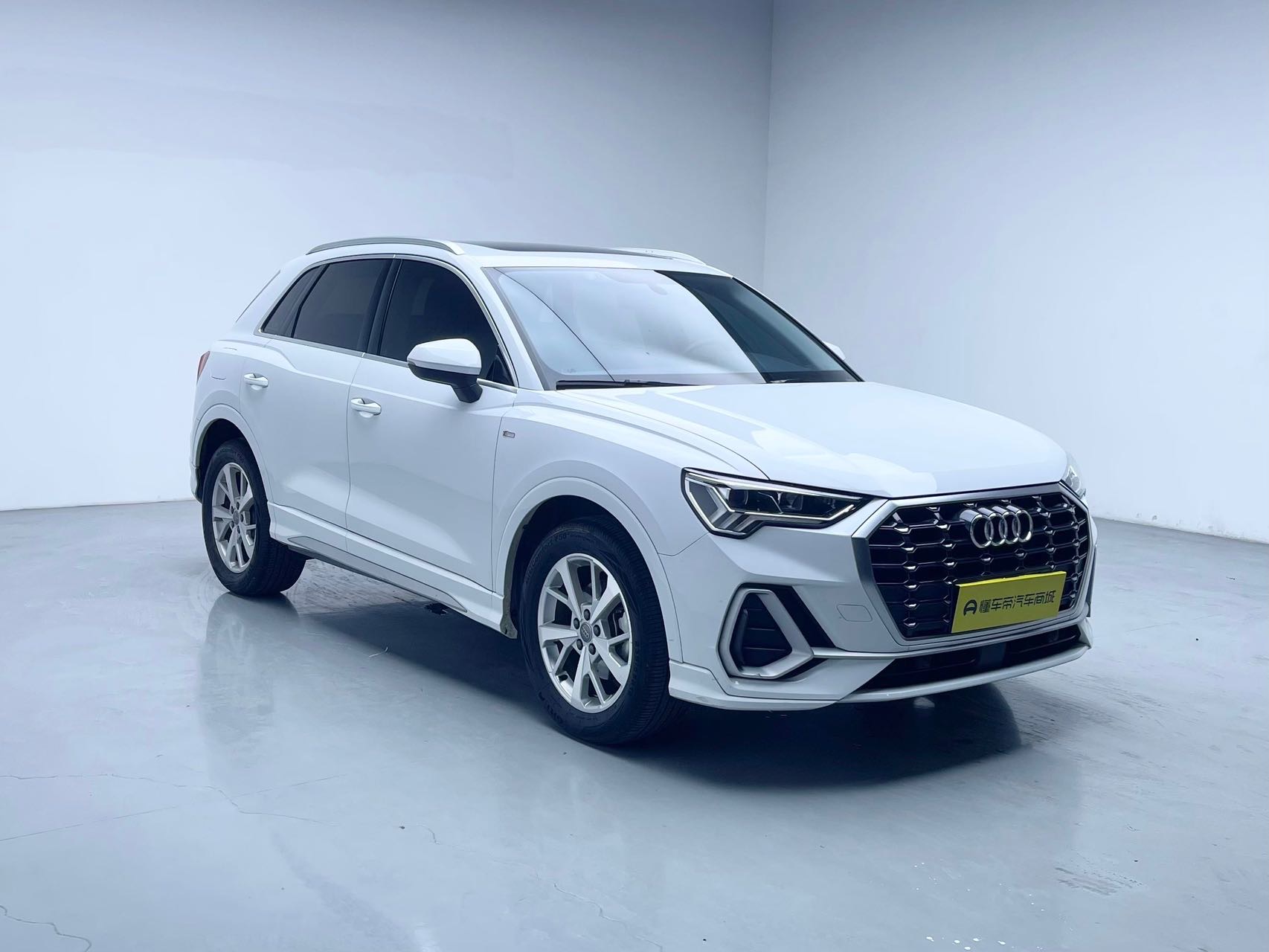 Audi Q3 2020 car image #3
