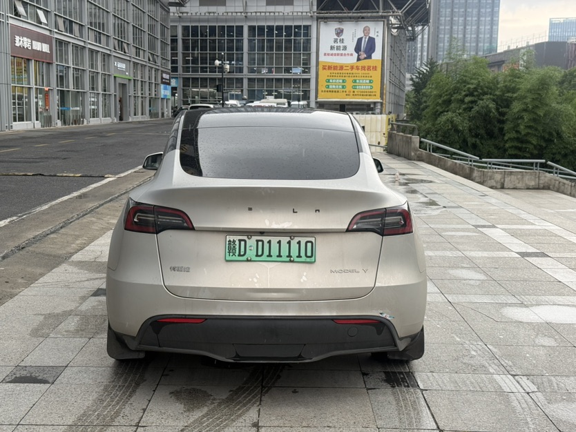 Tesla Model Y 2022 #5 Tesla Model Y 2022 car image #5
