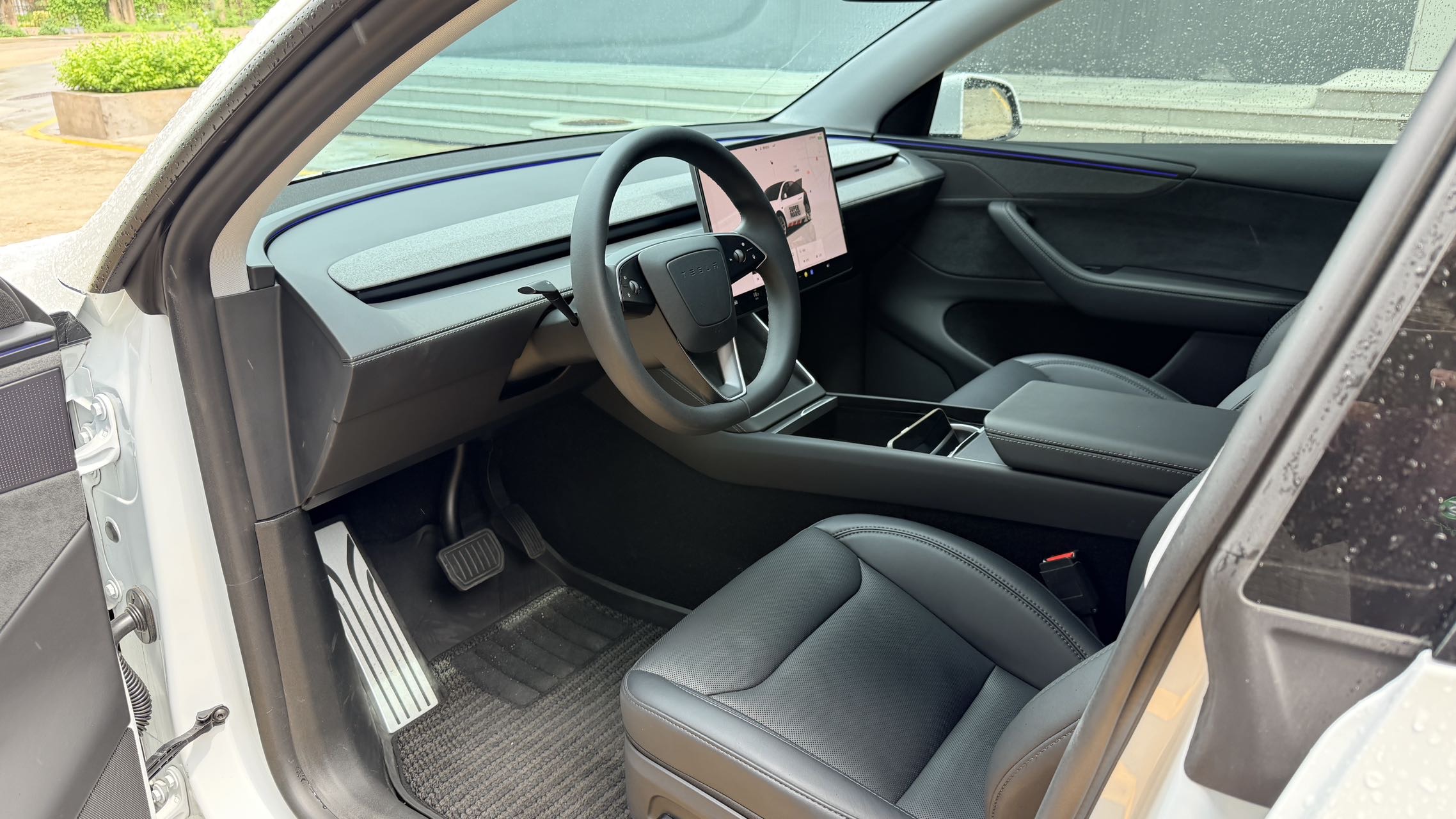 Tesla Model Y 2025 #8 Tesla Model Y 2025 car image #8