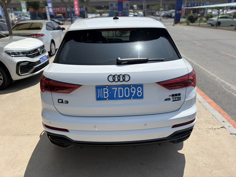 Audi Q3 2023 car image #9