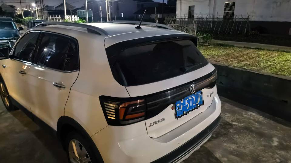 Volkswagen T-Cross 2020 car image #2