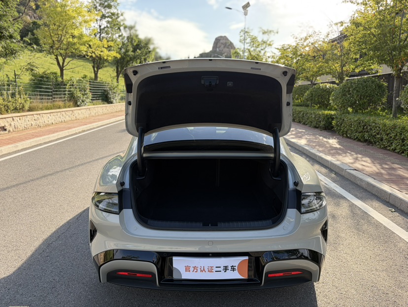 MI SU7 2024 immagine di auto #6