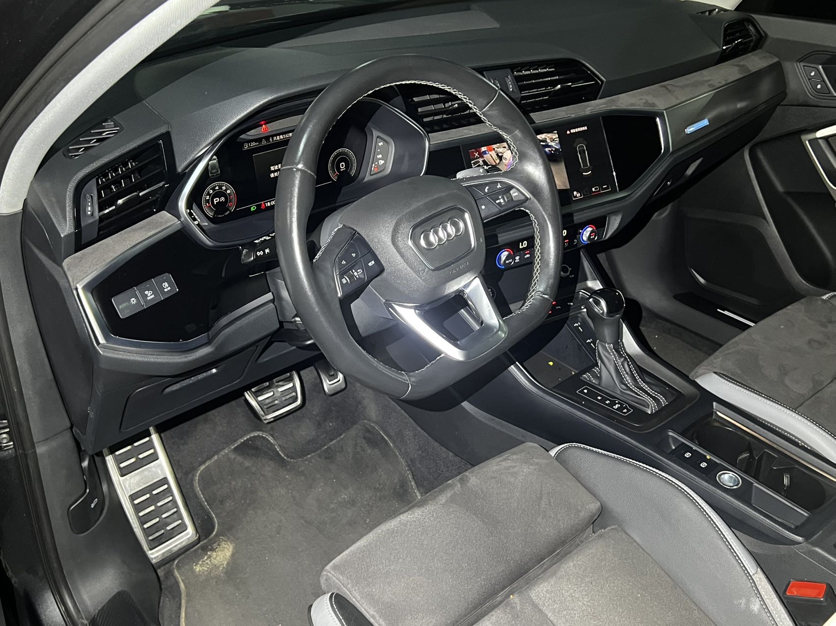 Audi Q3 2023 car image #3