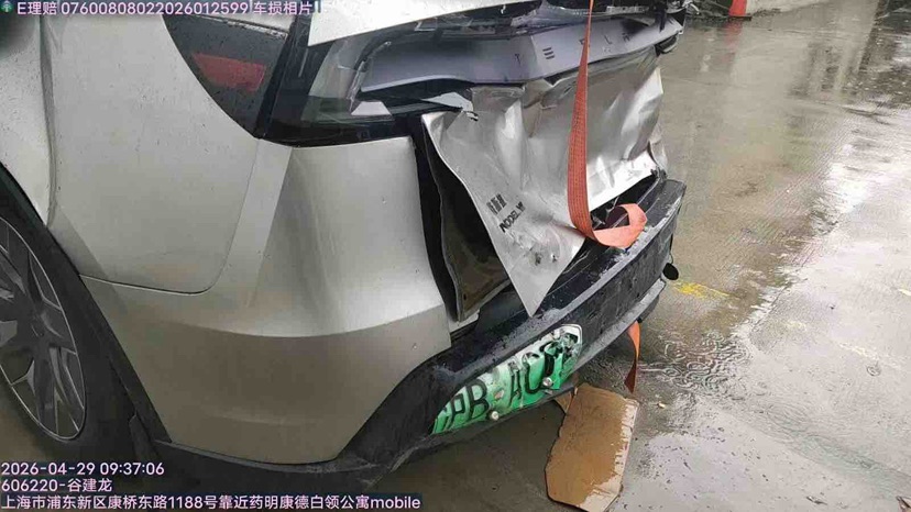 Tesla Model Y L 2025 #12 Tesla Model Y L 2025 car image #12