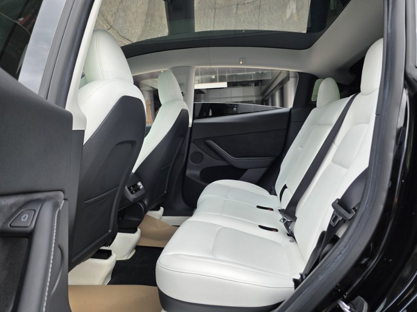 Tesla Model Y 2023 car image #7