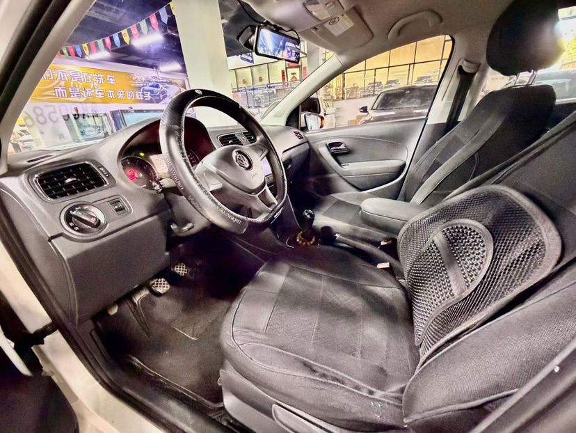 Volkswagen Polo 2015 car image #7