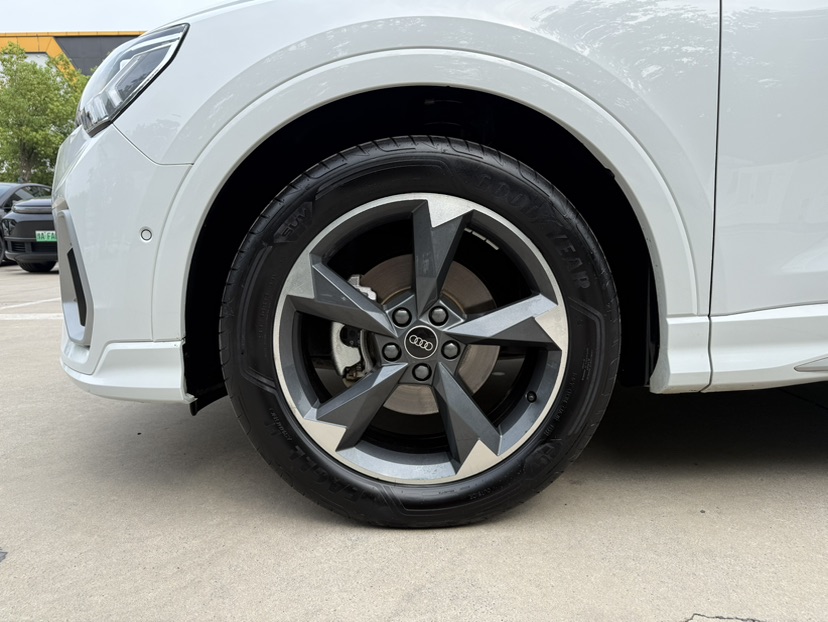 Audi Q3 2023 car image #8