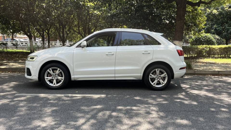 Audi Q3 2018 car image #3