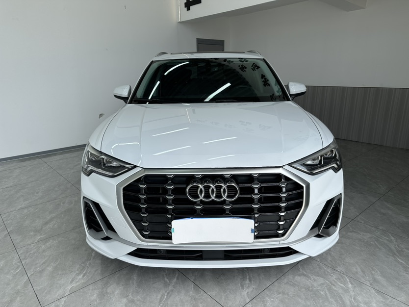 Audi Q3 2022 car image #2