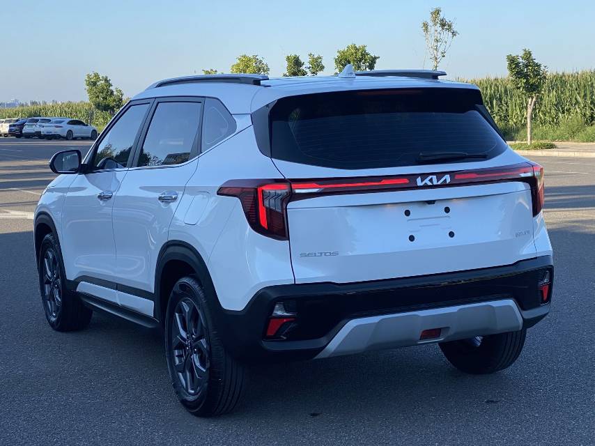 Kia Seltos 2023 car image #9
