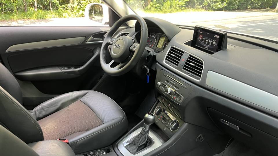 Audi Q3 2018 car image #11